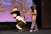 野原しんのすけから「そんな頃から“お尻合い”だったんだね!」と言われるあいみょん(右)。