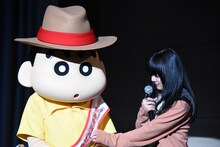 野原しんのすけのタスキを直すあいみょん（右）。