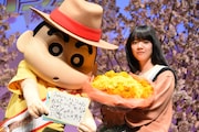 野原しんのすけ(左)からのサプライズプレゼントに感激するあいみょん(右)。