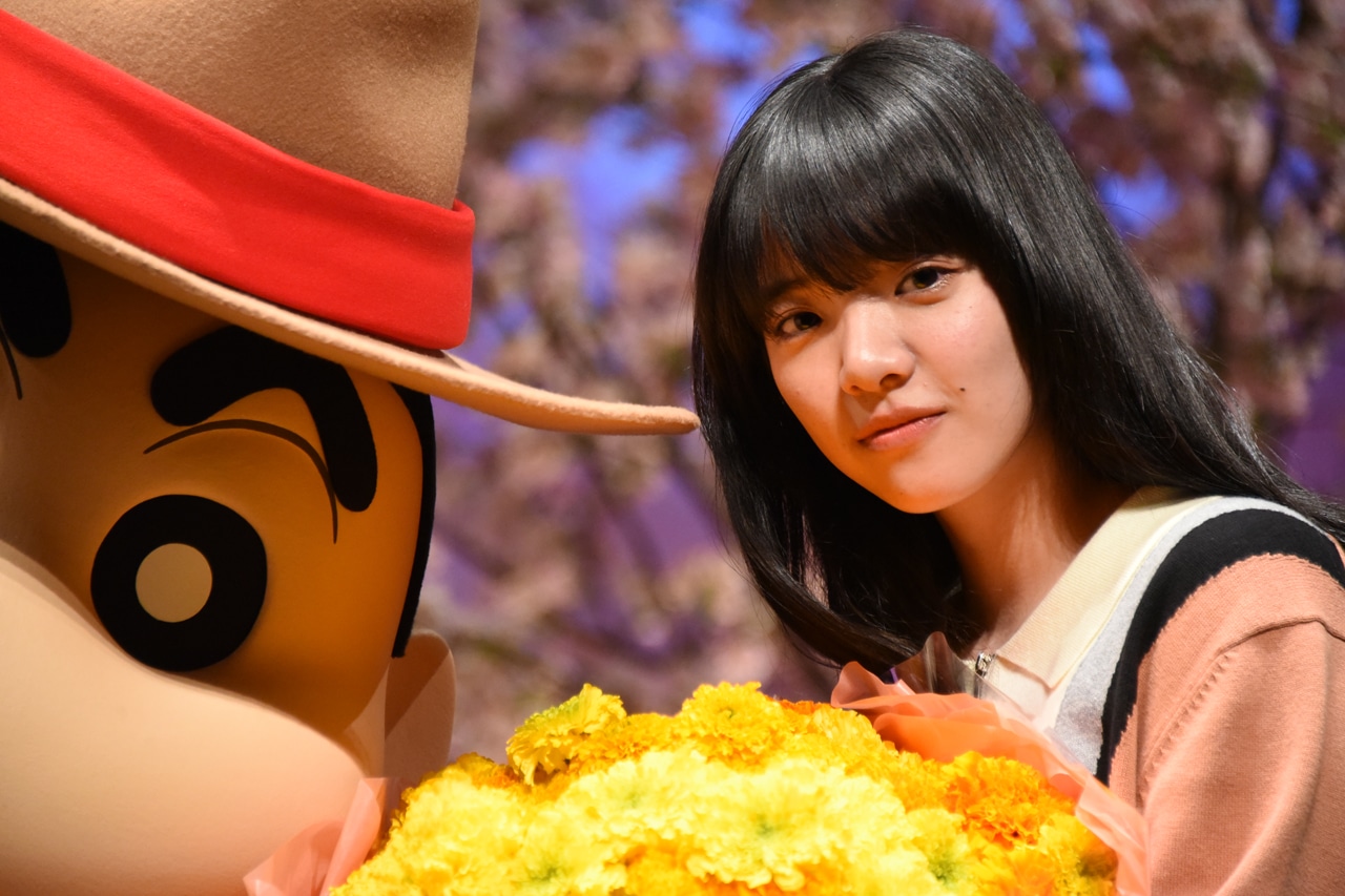 左から野原しんのすけ、あいみょん。