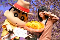 左から野原しんのすけ、あいみょん。