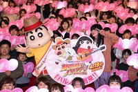 「映画クレヨンしんちゃん 新婚旅行ハリケーン ～失われたひろし～」の公開直前イベント「春の日」フォトセッションの様子。