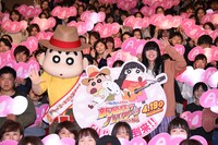 「映画クレヨンしんちゃん 新婚旅行ハリケーン ～失われたひろし～」の公開直前イベント「春の日」フォトセッションの様子。