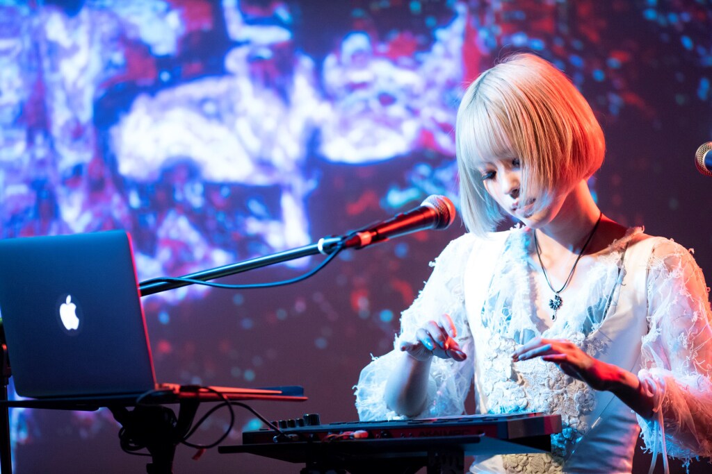 ロイ-RoE-、2ndワンマンで22歳の誕生日迎える「もっともっと音楽と親密になれたら」