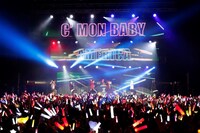 「U.S.A.」歌唱時の様子。（撮影：小松陽祐［ODD JOB］、加藤千絵［CAPS］）