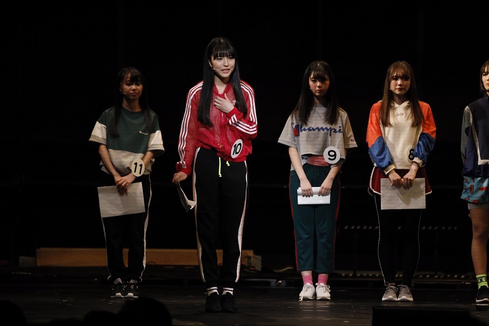 早川聖来（左から2番目）（写真提供：ソニー・ミュージックレーベルズ）