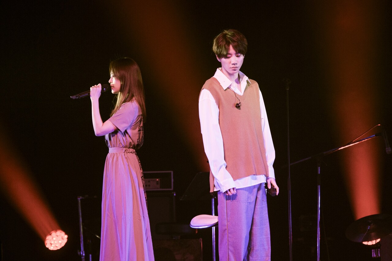 左から宮脇詩音、JUN。