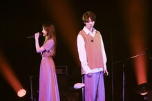 左から宮脇詩音、JUN。