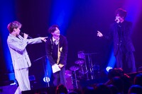 左から佐々木和也、JUN、手島章斗。