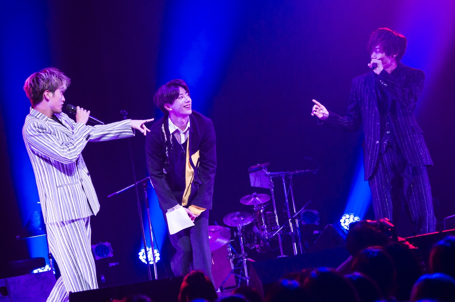 左から佐々木和也、JUN、手島章斗。