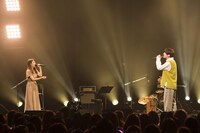 左から宮脇詩音、JUN。