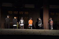 ご祈祷を受けるUVERworld。