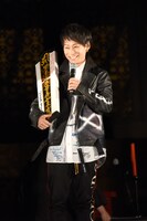 御神札を手にして「がんばります」とコメントするTAKUYA∞（Vo, Programming）。