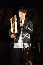 御神札を手にして「がんばります」とコメントするTAKUYA∞（Vo, Programming）。