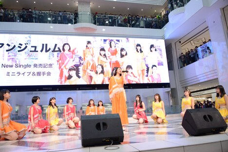 アンジュルム「恋はアッチャアッチャ / 夢見た 15年」発売記念イベントの様子。
