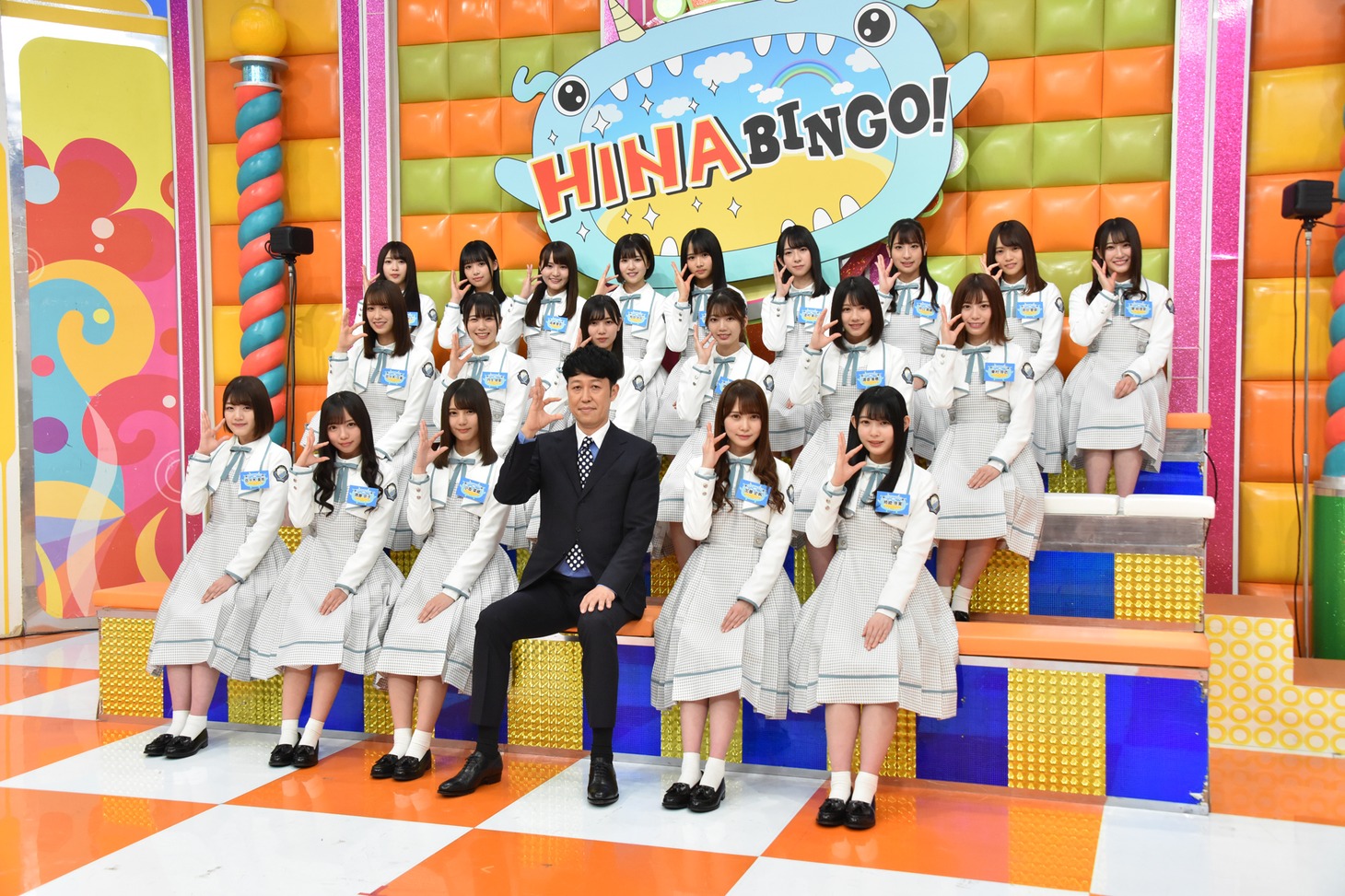 日向坂46と小籔千豊。