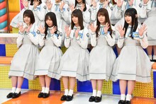 左から佐々木美玲、齊藤京子、小坂菜緒、加藤史帆、柿崎芽実。