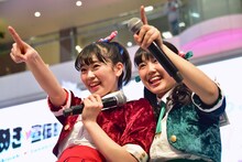 左から坂井仁香、吉川ひより。