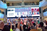 宣伝部員と乾杯するときめき▽宣伝部。