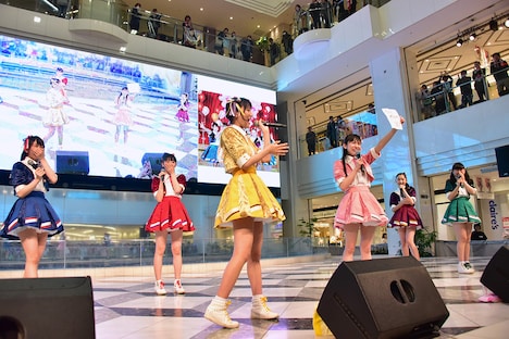 オリコンデイリーシングルランキングで3位にランクインし、涙を流して歓喜するときめき▽宣伝部。