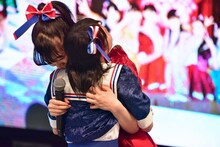 抱き合う坂井仁香（奥）と辻野かなみ（手前）。