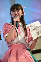 涙を流す小泉遥香。