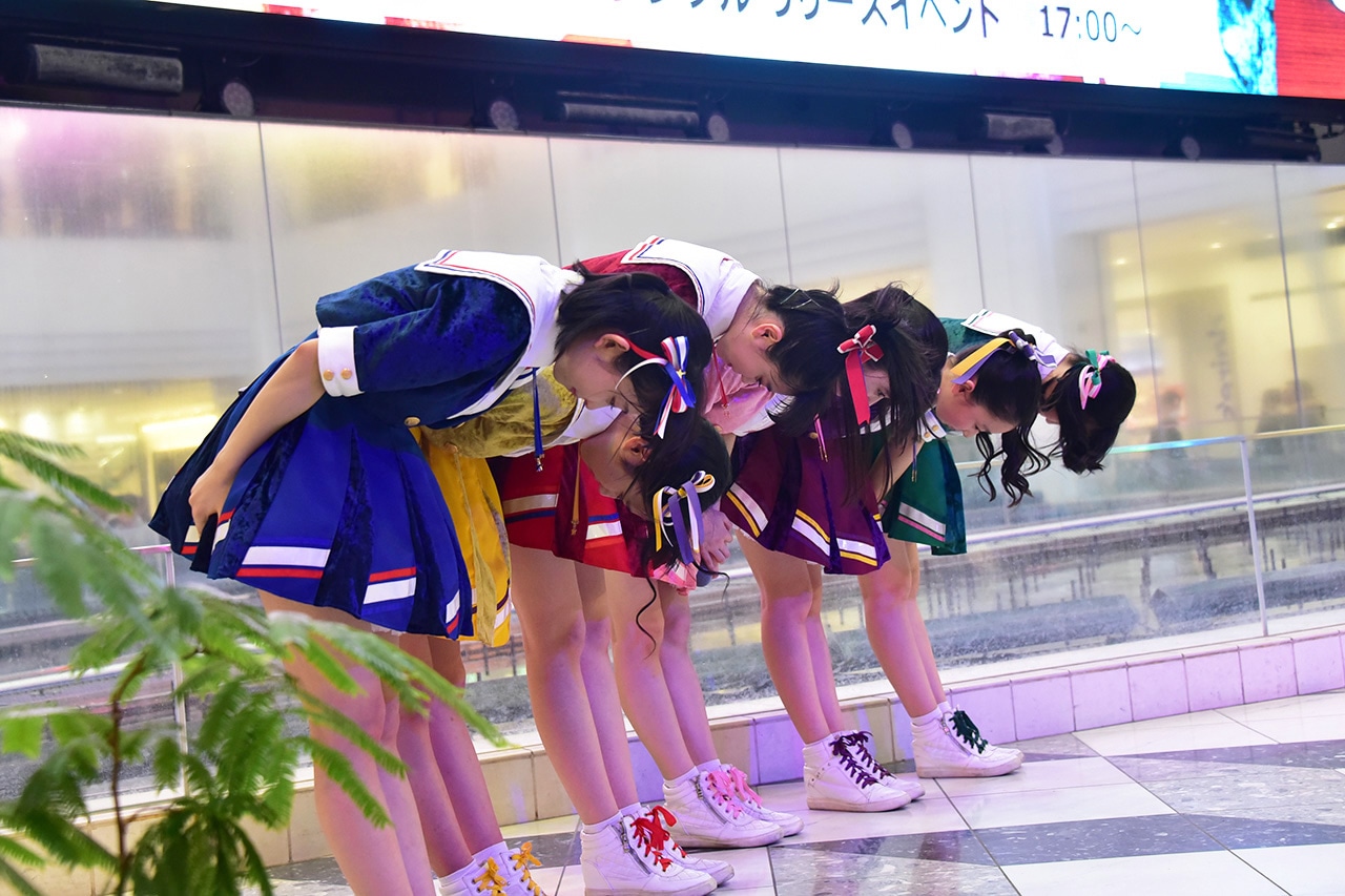 宣伝部員に向かって頭を下げるときめき▽宣伝部。