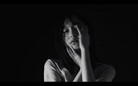 内田珠鈴「nude」MVのワンシーン。