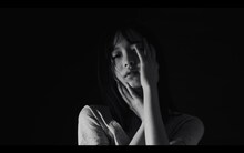 内田珠鈴「nude」MVのワンシーン。