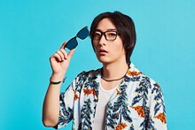 「Zoff NIGHT&DAY」を着用するビッケブランカ。