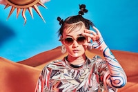 「2019 TREND」を着用する佐藤千亜妃。