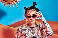 「2019 TREND」を着用する佐藤千亜妃。