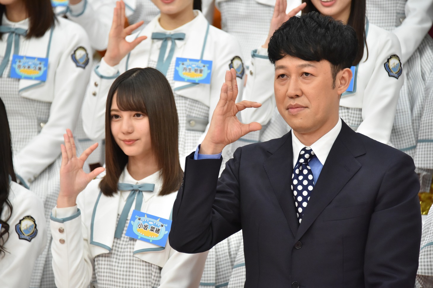 左から小坂菜緒、小籔千豊。