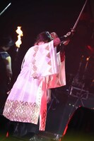 となりの坂田。（撮影：小松陽祐［ODD JOB］ / 堀卓朗［ELENORE］）