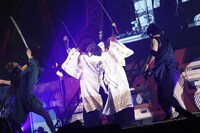 殺陣を繰り広げるセンラ（左）ととなりの坂田。（右）。（撮影：小松陽祐［ODD JOB］ / 堀卓朗［ELENORE］）