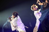 殺陣を繰り広げるうらたぬき（左）と志麻（右）。（撮影：小松陽祐［ODD JOB］ / 堀卓朗［ELENORE］）