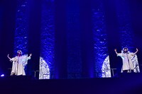 はちロケ初のユニット曲「ある蒼い恋の物語」を歌うソースビューティと醤油ダンディ。