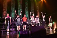 「忠犬ハチ公」を披露するはちみつロケット。