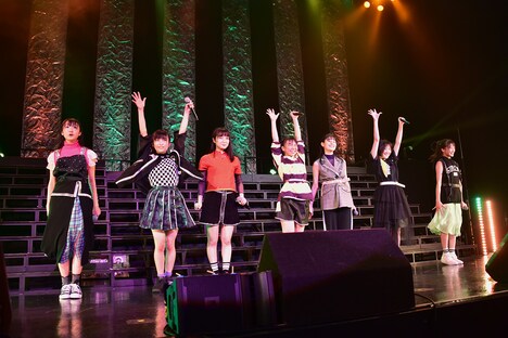 「忠犬ハチ公」を披露するはちみつロケット。