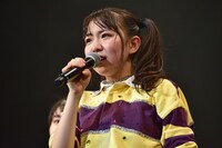 涙ながらに挨拶する播磨怜奈。
