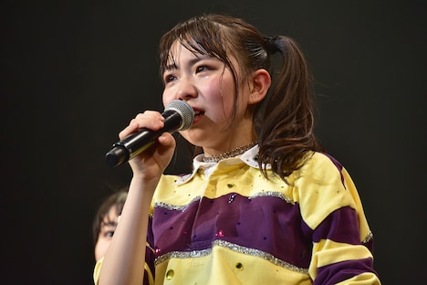 涙ながらに挨拶する播磨怜奈。