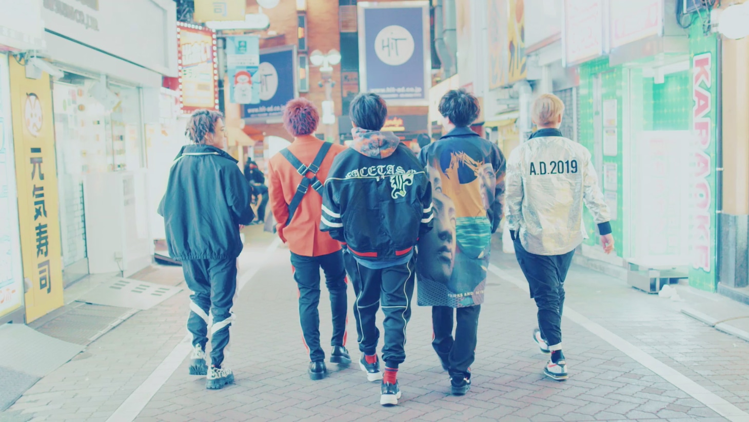 Da-iCE「WELCOME!」MVのワンシーン。
