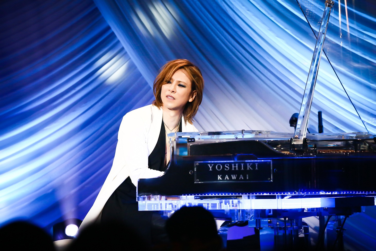 過去に行われたYOSHIKIディナーショーの様子。