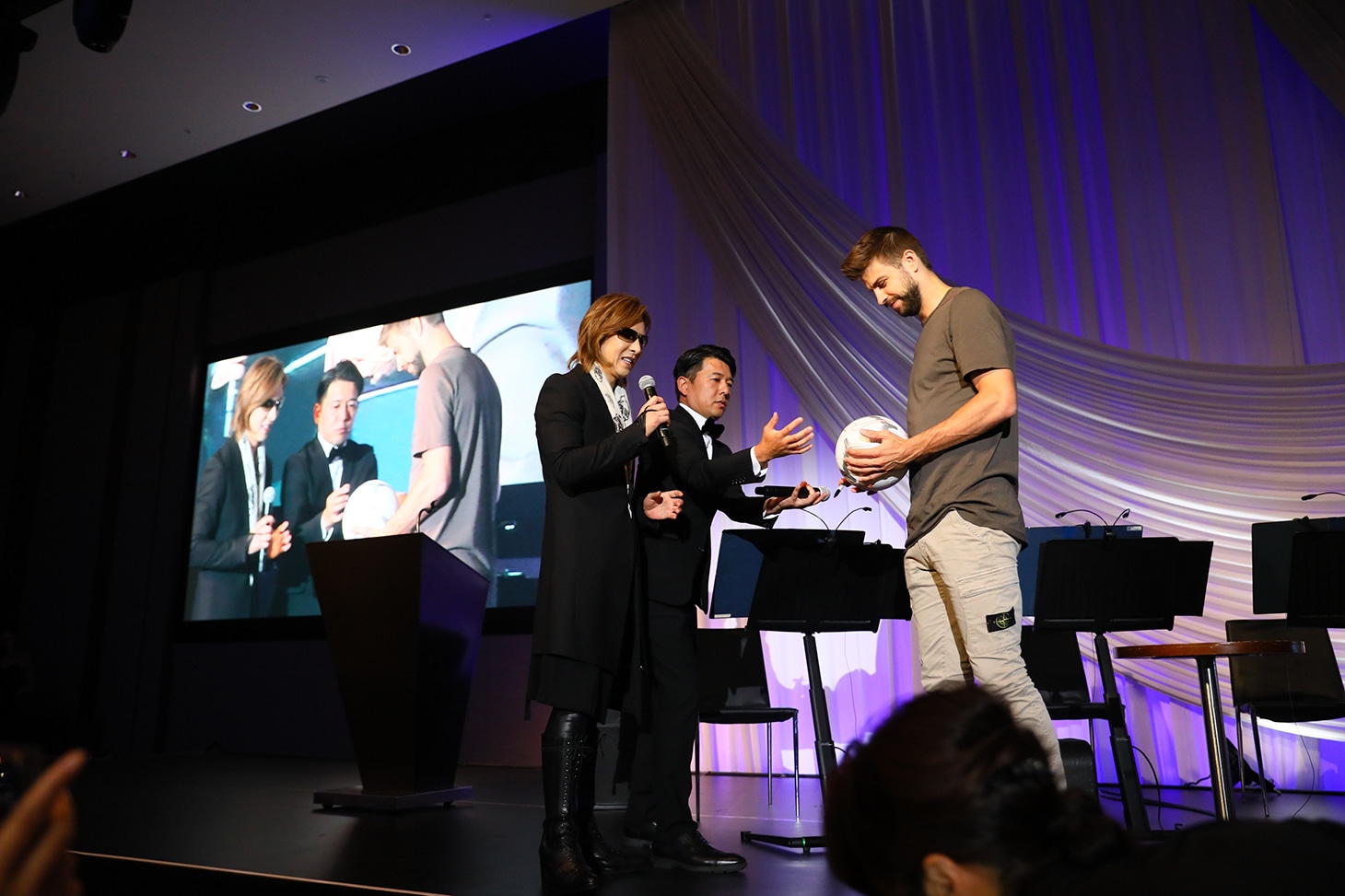 過去に行われたYOSHIKIディナーショーの様子。