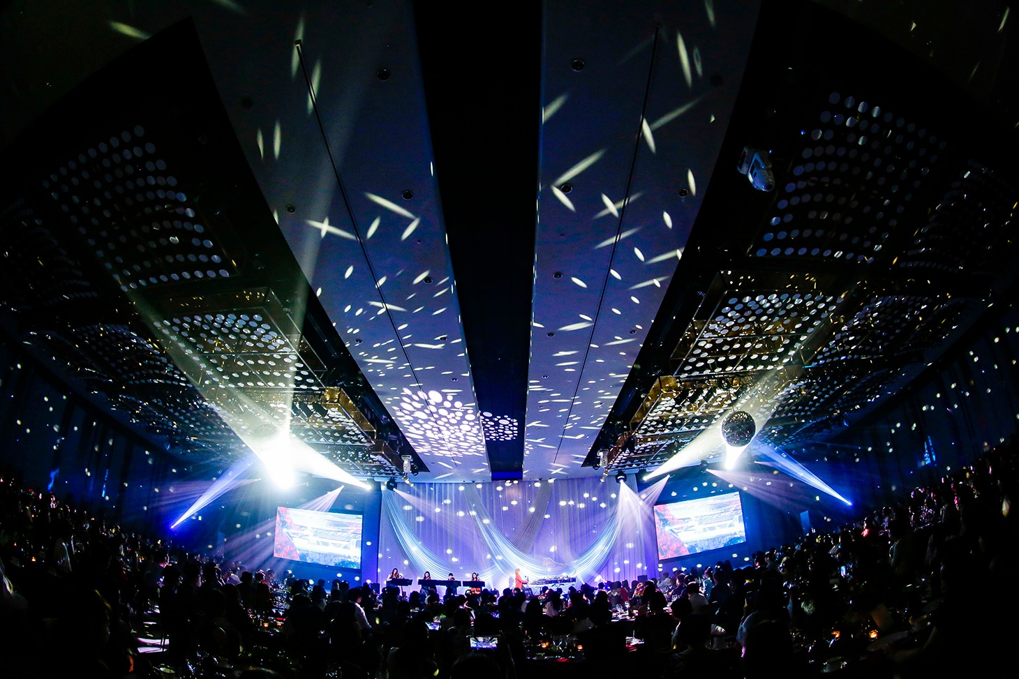 過去に行われたYOSHIKIディナーショーの様子。
