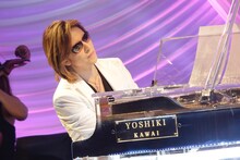 過去に行われたYOSHIKIディナーショーの様子。
