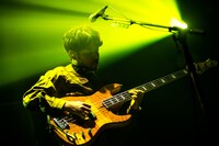 三原康司（B, Vo）（撮影：ハタサトシ）