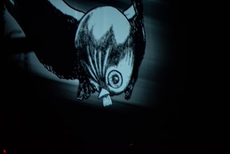 ライブ中に登場した“首だけの鳥”。(撮影:稲垣謙一)