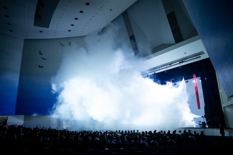 大量のスモークに包まれるステージとフロア。(撮影:稲垣謙一)