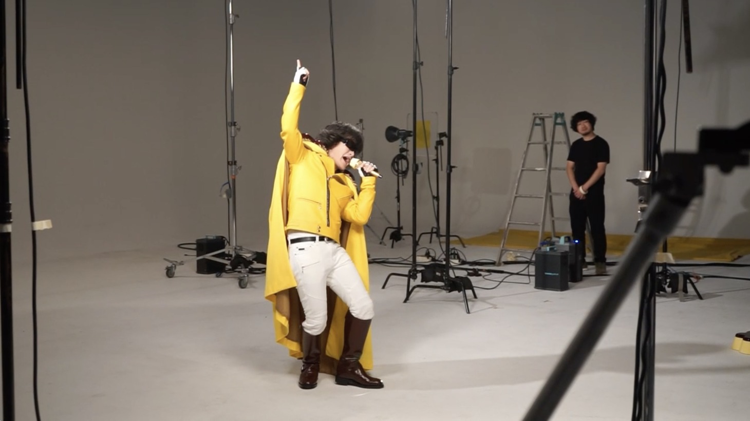 Toshlが出演するプッチンプリンCM「こだわり3つ」編のメイキングカット。